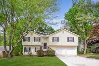 Building Photo - 2407 Windridge Dr NE