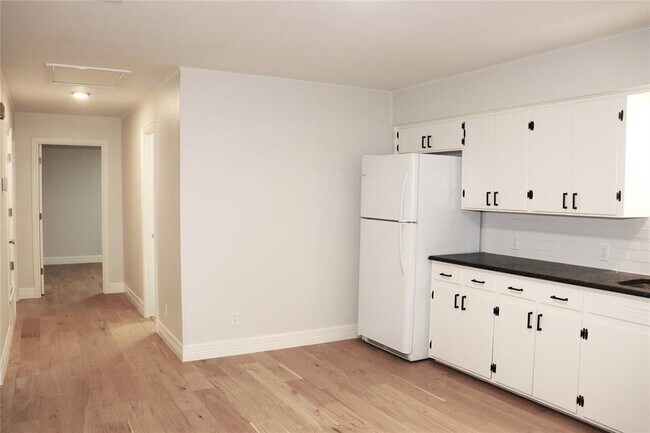 Building Photo - 352 W Vaughan St