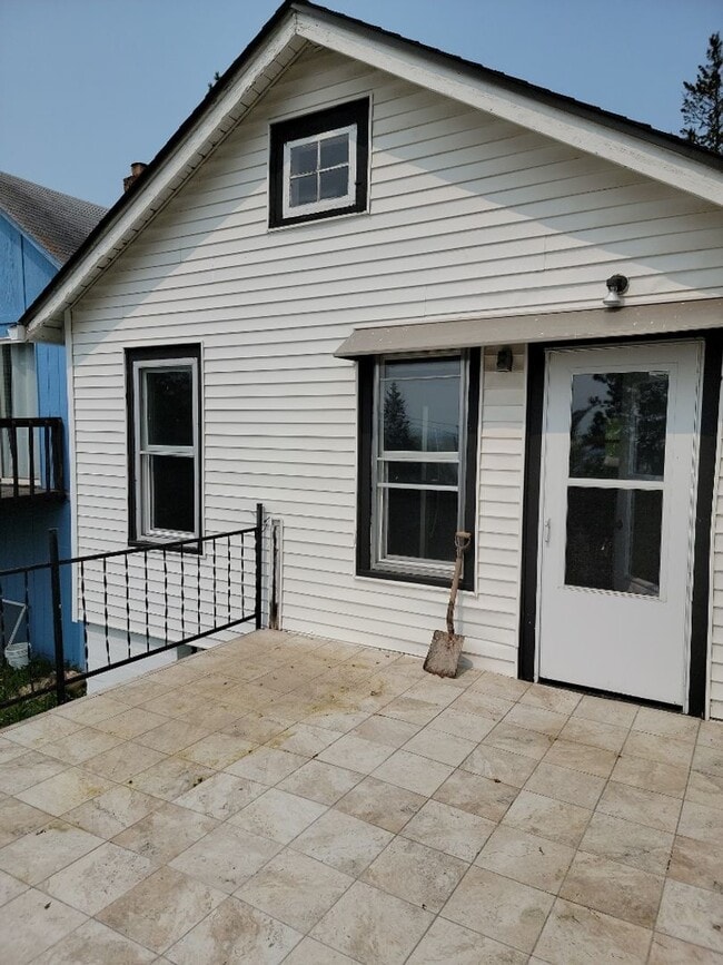 Building Photo - AVAILABLE JUNE 1st 2026 - Fantastic Newly Renovated 5 Bed 2 Bath Home w/ Garage