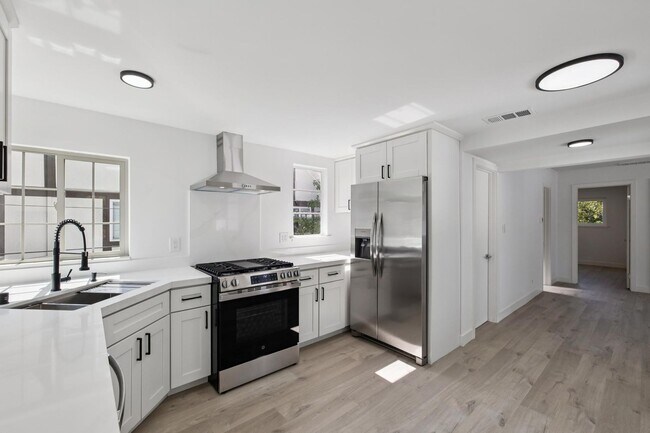 Building Photo - Stunning Luxury 2BR with Wraparound Deck in Downtown Palo Alto