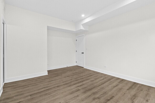 Building Photo - 4338 N Clarendon Ave
