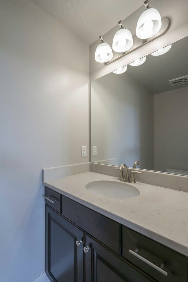 Building Photo - Modern 2018-Built Home with Main-Floor Primary Suite