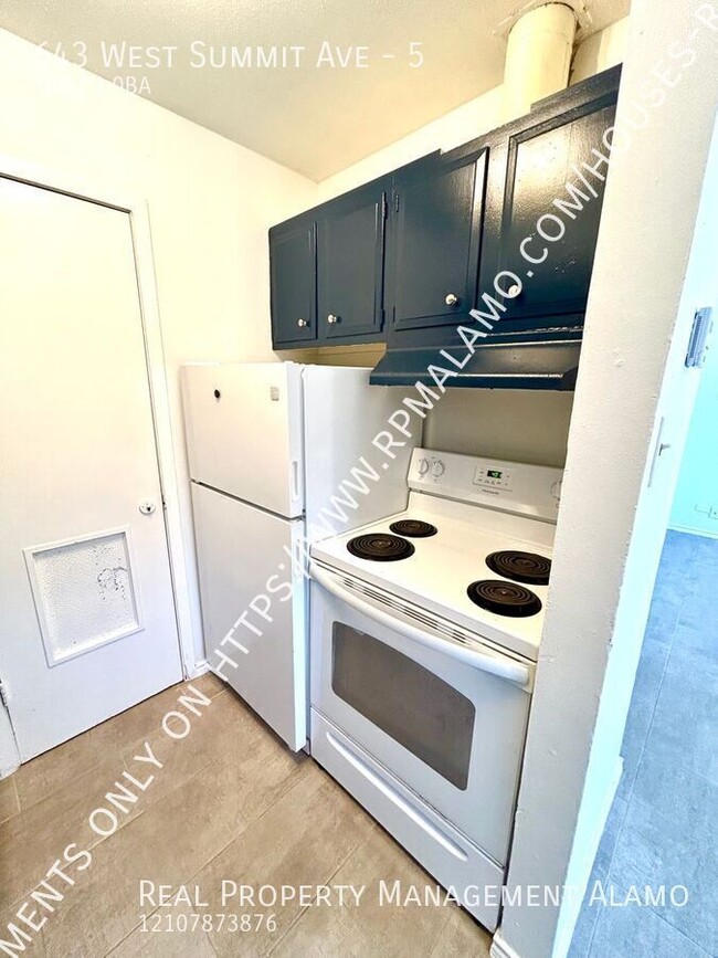 Building Photo - AVAILABLE NOW! 1 Bedroom / 1 Bath Unit Nea...