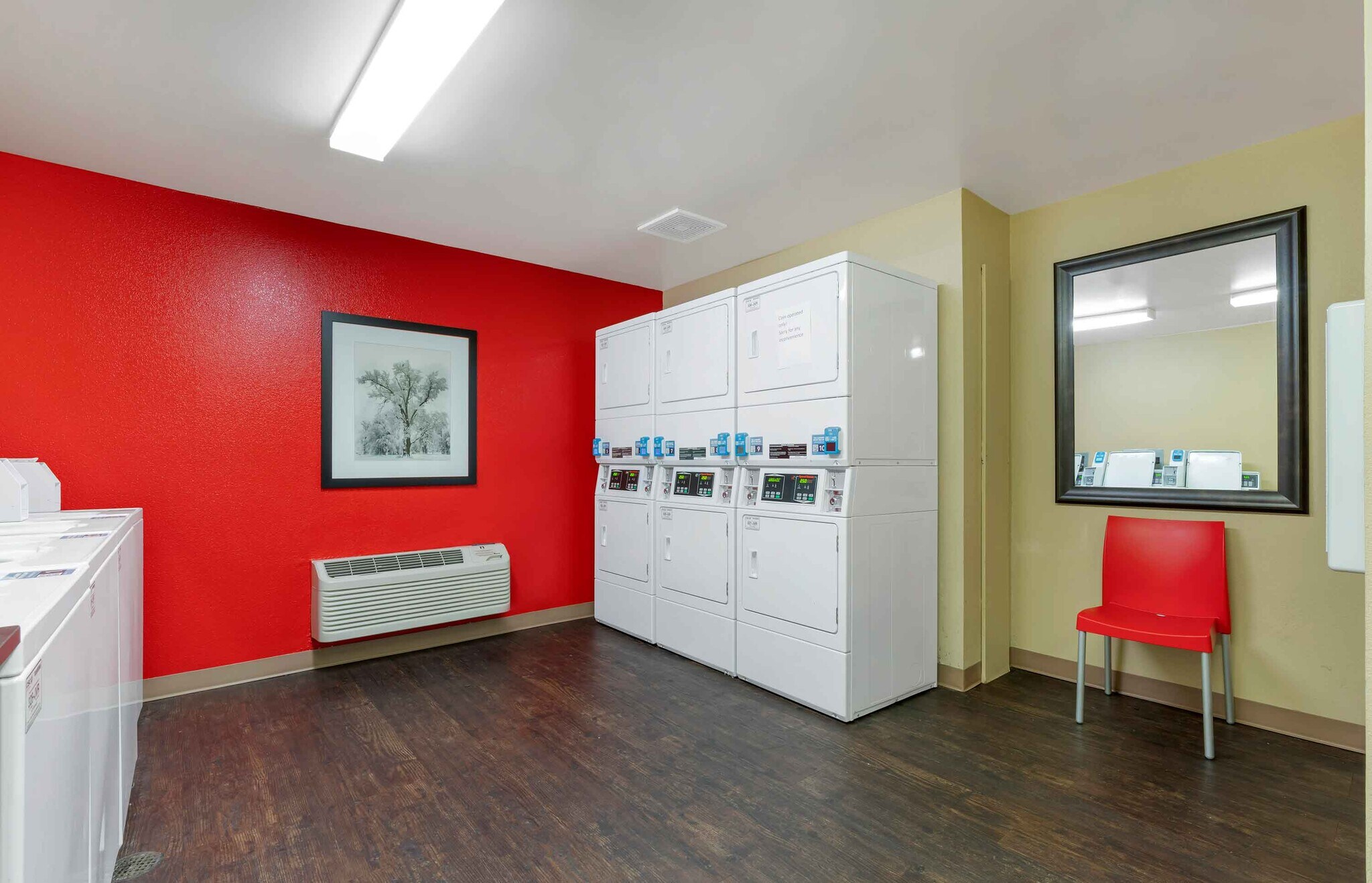 Building Photo - Furnished Studio-Santa Rosa - North