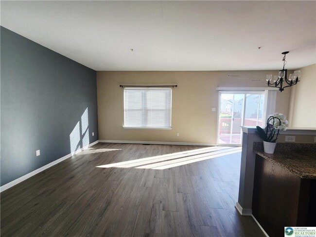 Building Photo - 972 King Way