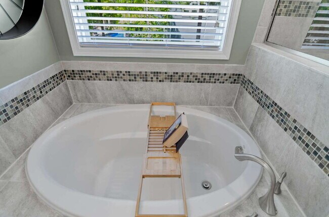 Building Photo - "Spacious 4-Bedroom Sanctuary with 3 Full Baths in Hampstead – Your Dream Home Awaits!"