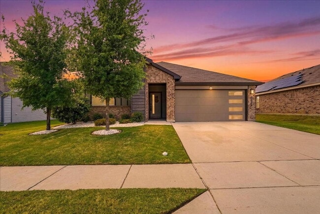 Building Photo - "Energy-Efficient 4-2 Home with Designer Finishes and a Spacious Backyard Retreat!"