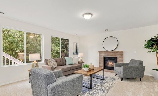 Building Photo - Spacious and Bright Home with 3 Bed and 2.5 Bath