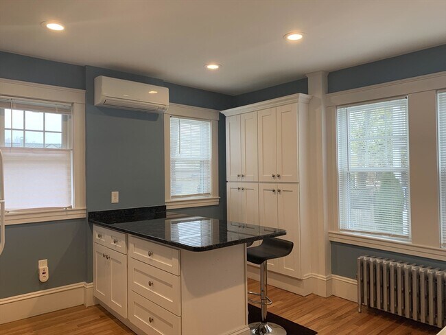 Building Photo - 31 Clyde St