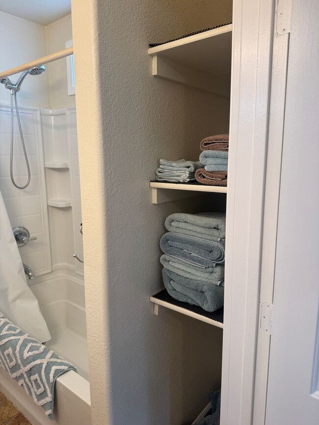 Building Photo - Furnished 1 bedroom in South Redding