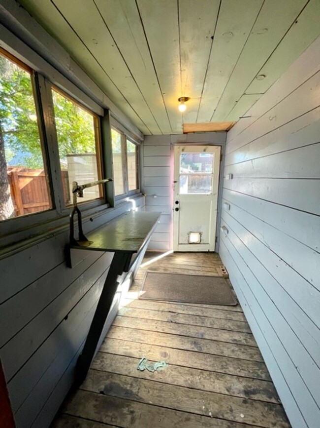 Building Photo - Westside Rustic Bungalow close to Drake Pa...