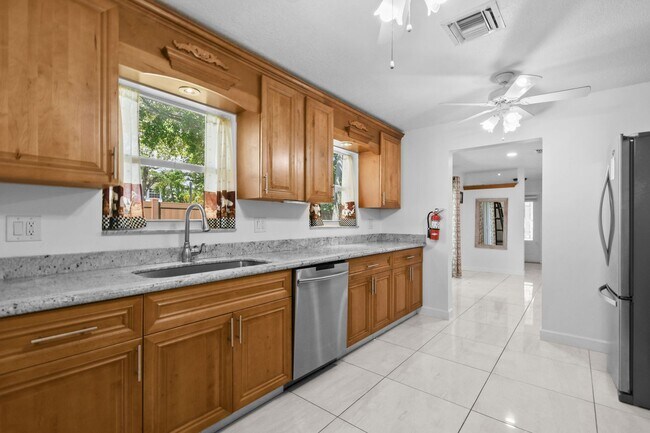 Building Photo - 244 Greymon Dr