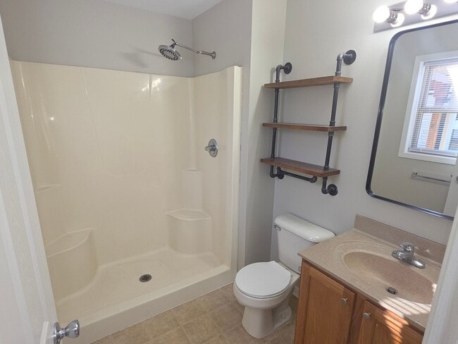 Building Photo - Southside Kenosha 4 bedroom