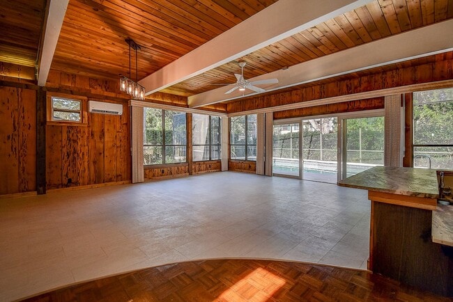 Building Photo - Luxurious 4 bedroom, 3 bath pool home.