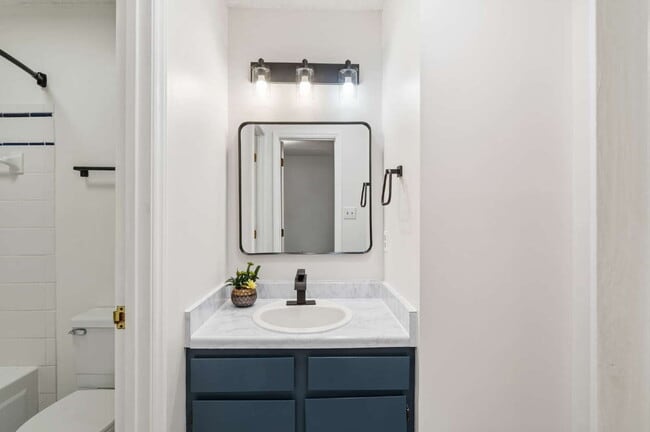 Building Photo - 3-Bed Spacious End Unit Townhouse