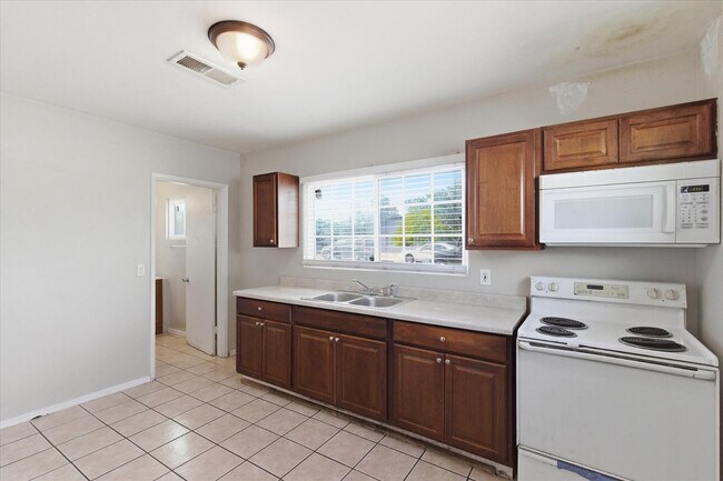 Building Photo - 2609 W Morten Ave