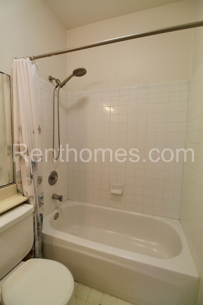 Building Photo - 10921 Sabre Hill Dr
