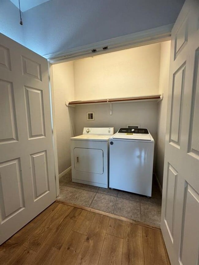 Building Photo - Townhome available off East MLK