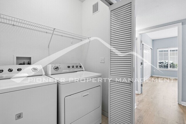 Building Photo - Spacious Condo with Washer/Dryer and Central AC
