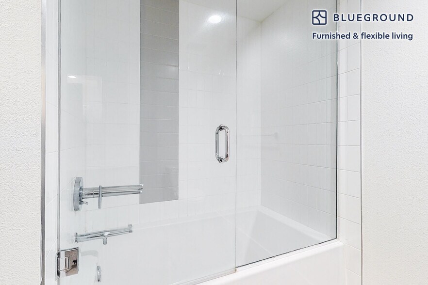 Building Photo - 10810 Palms Blvd