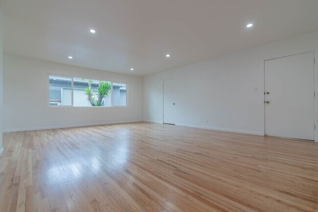 Building Photo - 1526 S Sherbourne Dr