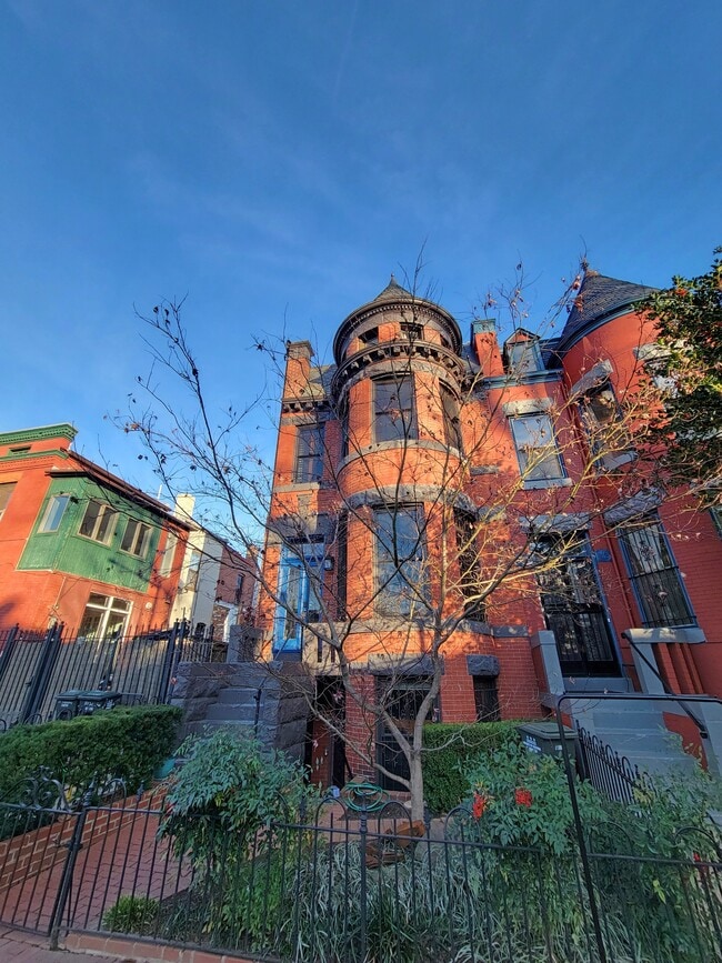 Building Photo - 210 8th St SE