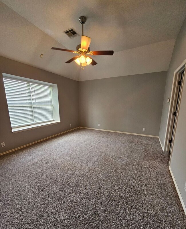 Building Photo - (3) Bed/(2) Bath Avail NOW! Storm Shelter!