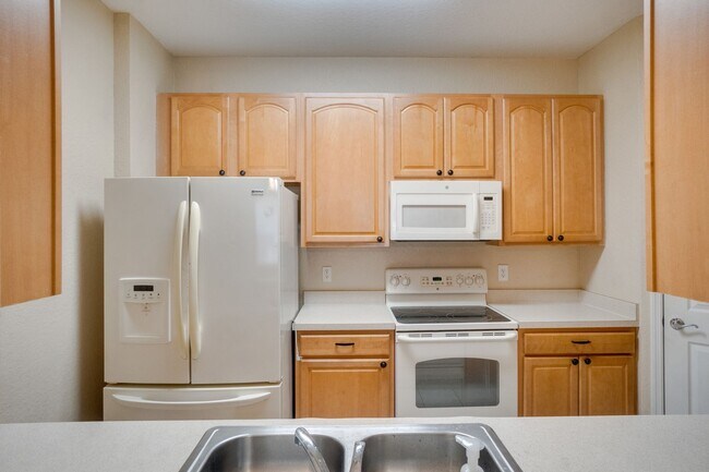 Building Photo - Cute 3/2 Condo in Horizons at Vista Lakes (Gated) with Updated Flooring and Front Parking Space