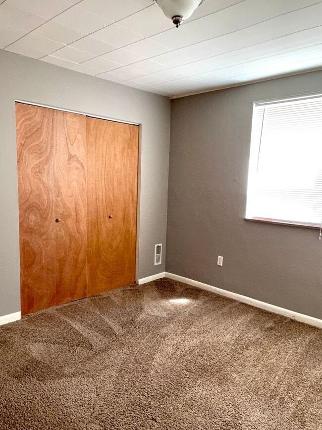 Building Photo - Spacious 4 bed/2 bath - walk to campus!