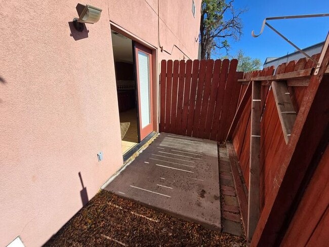 Building Photo - Charming 2BD/2BA Ground-Floor Apartment in...