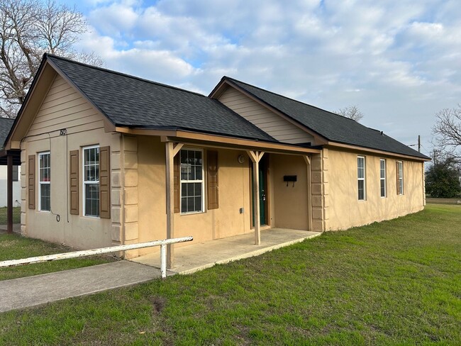 Building Photo - Spacious Waco ISD Home