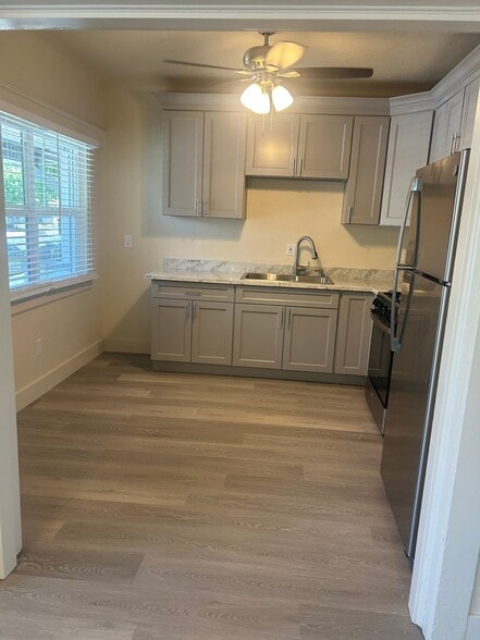 Building Photo - 1845 N Center St