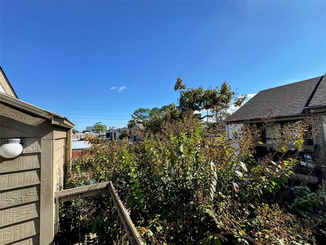 Building Photo - 10053 Westpark Dr