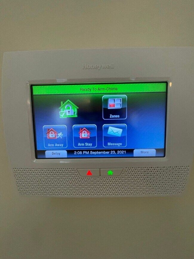 Building Photo - Pre-Leasing Now for 2026 UK School Year!