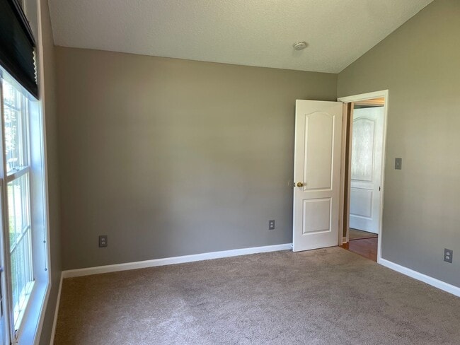 Building Photo - 3-4 Bed with 2 full baths and 2 car garage...