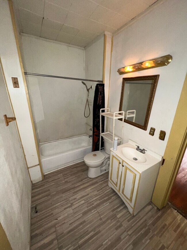 Building Photo - 2549 Quinton St