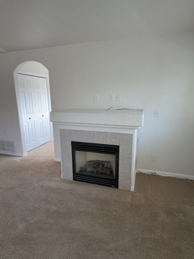 Building Photo - Spacious 2 Bed, 2 Bath Condo