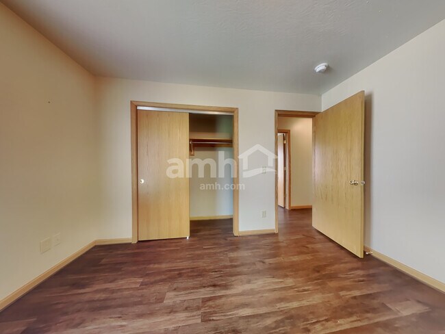 Building Photo - 71 Thornhill Dr