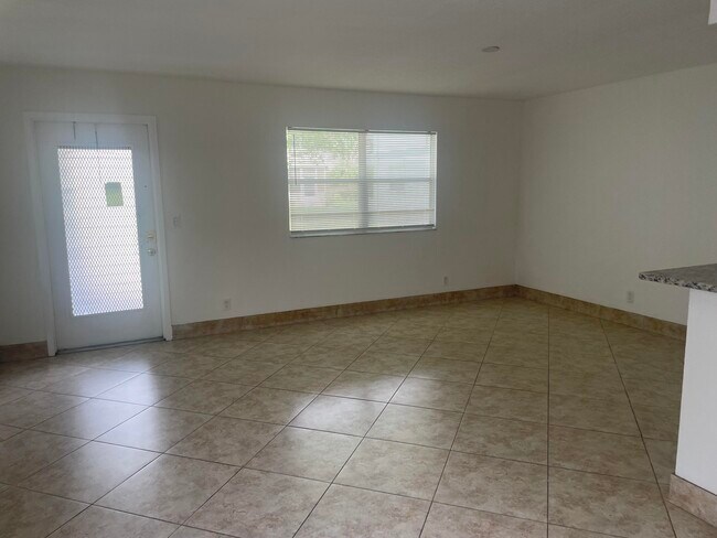 Building Photo - 486 Saxony Dr