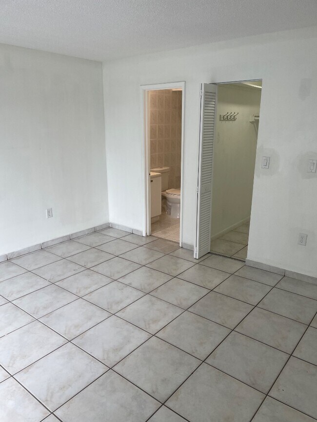 Building Photo - 305 W 68th St