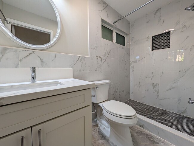 Building Photo - HINA30