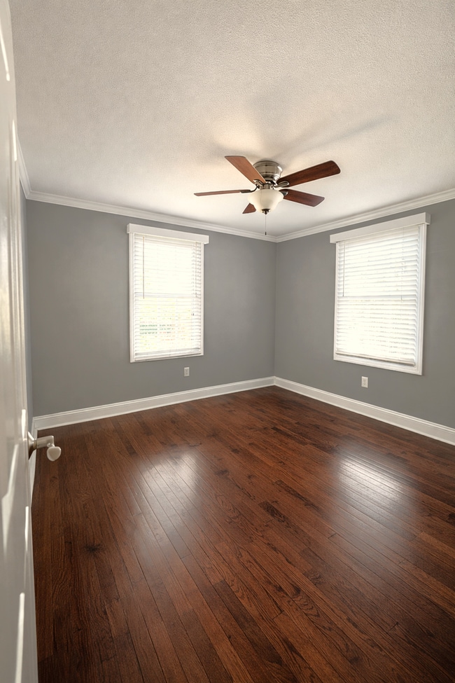 Building Photo - COMING SOON: Bright 3-Bed, 2.5-Bath Townhouse with Private Deck & Fenced Yard in Oak Meyer Gardens!