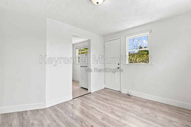 Building Photo - 1220 N 16th Ct