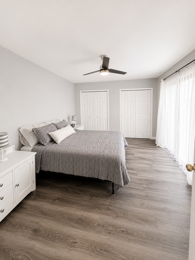 Building Photo - Spacious & Beautifully Updated Townhome in a Prime Location!
