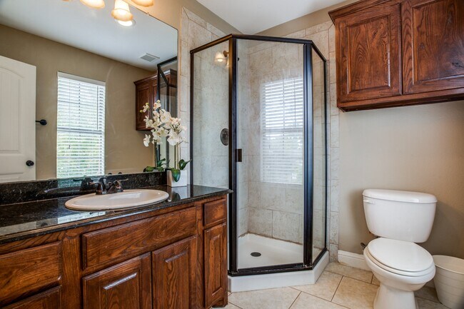 Building Photo - Bright Corner 3-Bed with Garage & In-Unit Laundry in Prime Dallas Location