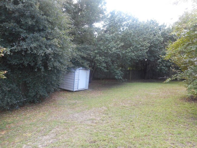 Building Photo - 3 Bedroom 2 Bath W/ Flex Room Pepperidge