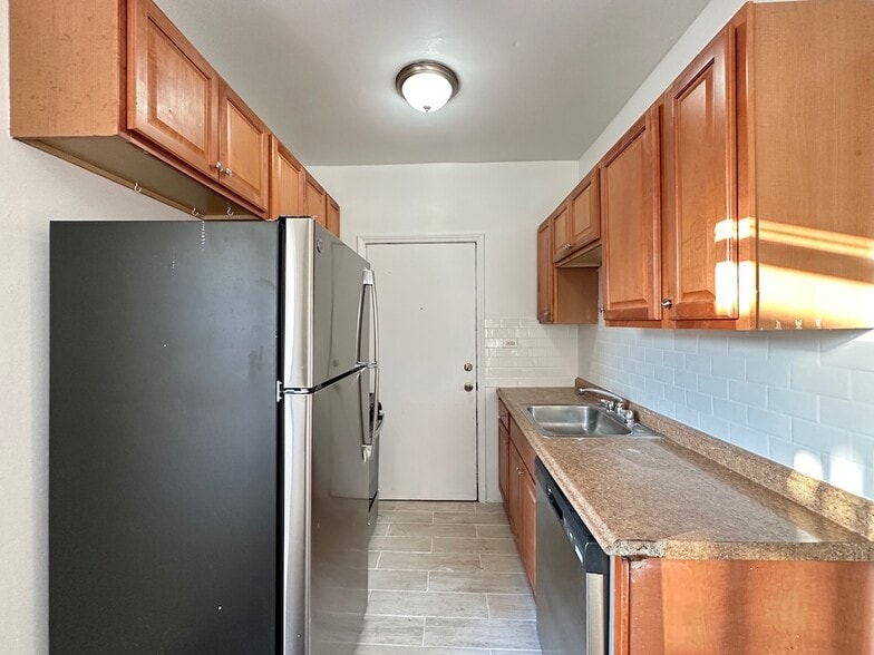 Building Photo - 933 W Sunnyside Ave