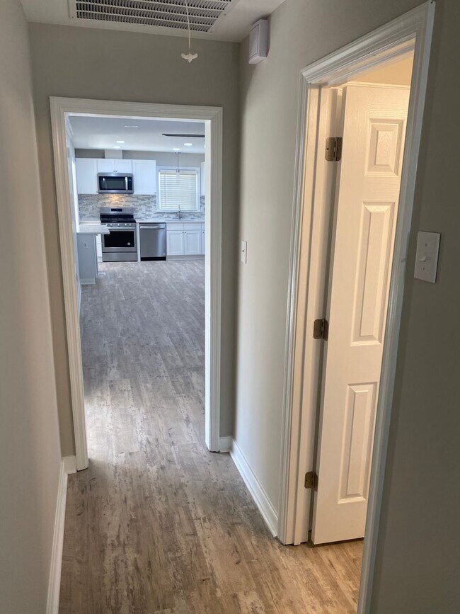 Building Photo - Settle in to this beautiful 3 bed 3 bath i...