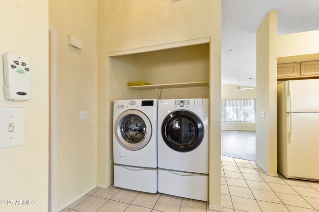 Building Photo - 1120 N Val Vista Dr