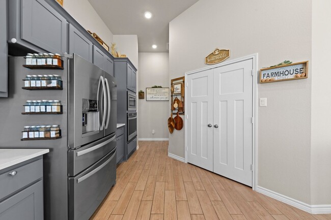 Building Photo - Upscale Living!
